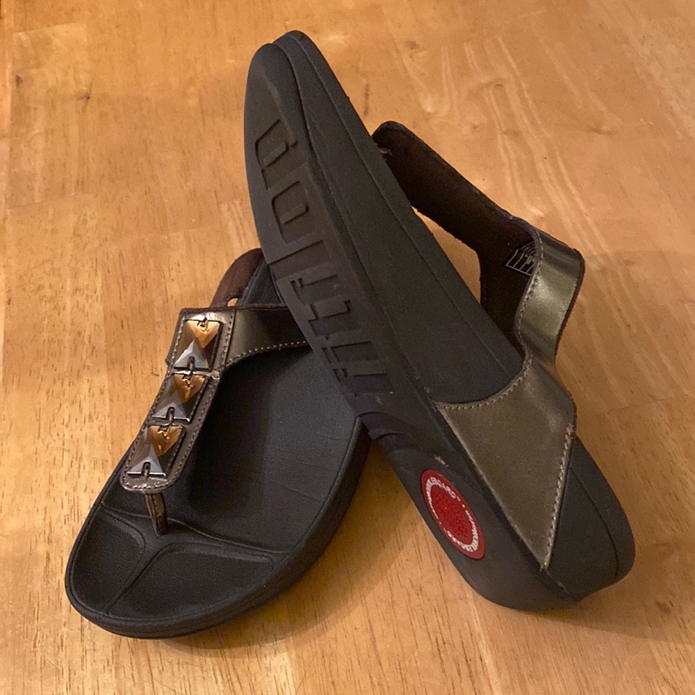Fit Flop Petra womans Wobble Board Flip Flop Size 7 brown Jeweled in good condit